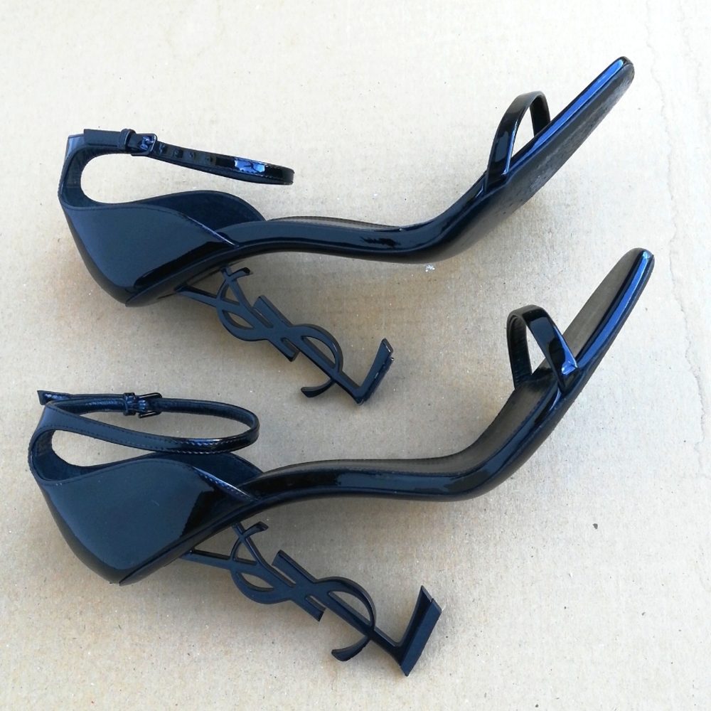 Authentic Saint Laurent Optum patent leather heels
Comes with dust bag only